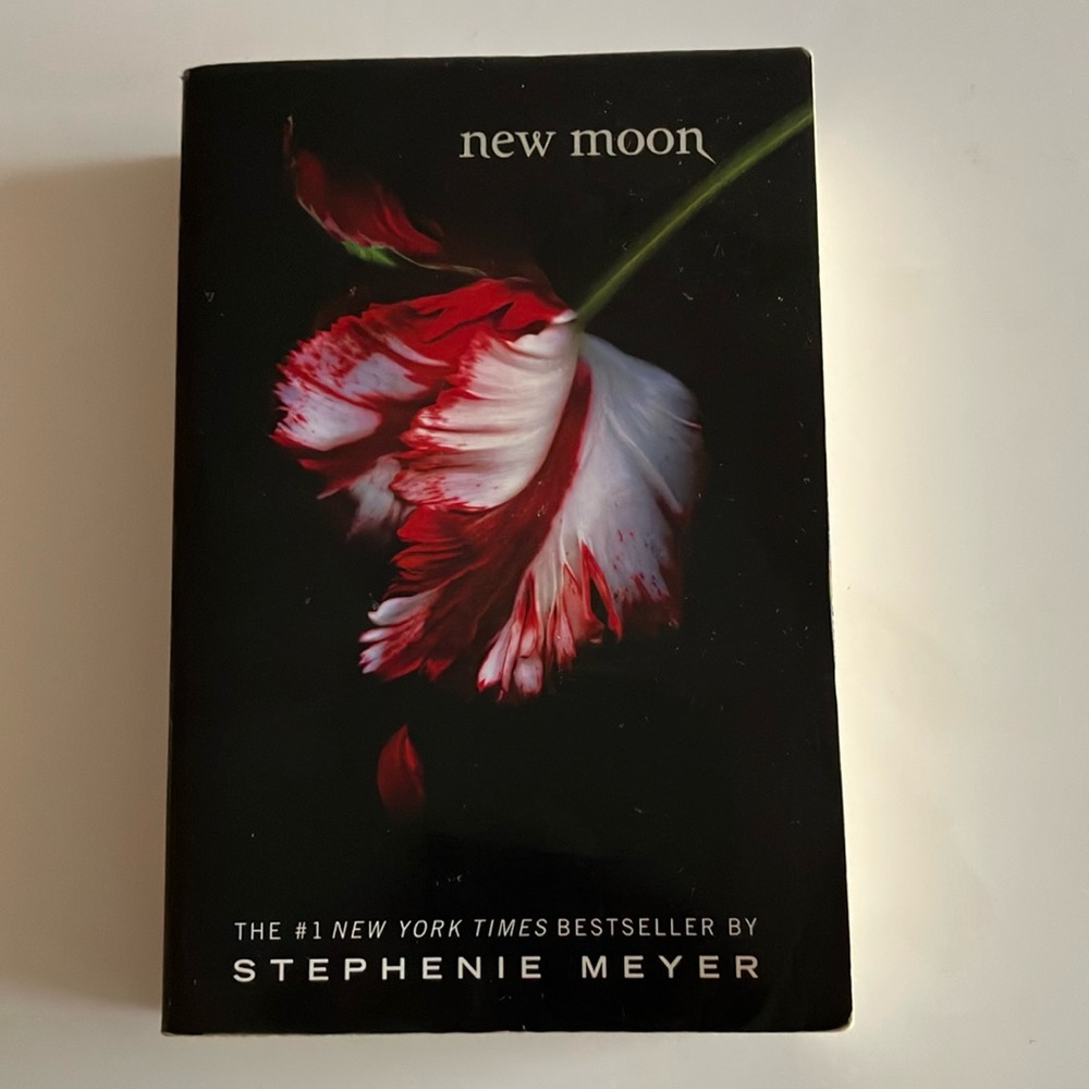 🌻 New moon Stephenie Meyer The Twilight Saga book